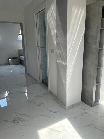Bilocale mansardato ristrutturato e arredato - Foto 5