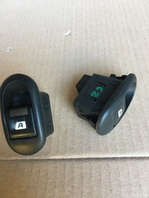 Pulsante Alzavetro Alzacristallo elettrico DESTRO / SINISTRO Citroen C2 VTR 1.4 - Foto 4