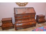 Tris di mobili d’epoca in legno intarsiato – comò ribalta + 2 comodini