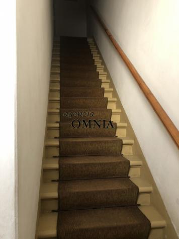 Immobile terratetto, da ristrutturare, disposto su due piani principali, oltre cantina e soffitta, con un gradevole giardino interno ed alcune pertine - Foto 4