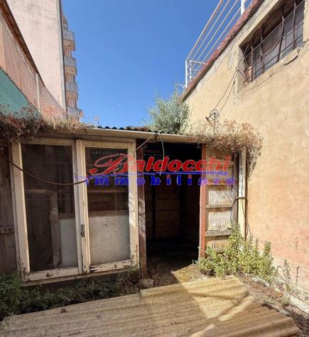 Casa di fila di testa di mq. 240 commerciali disposta su due piani da ristrutturare. - Foto 11