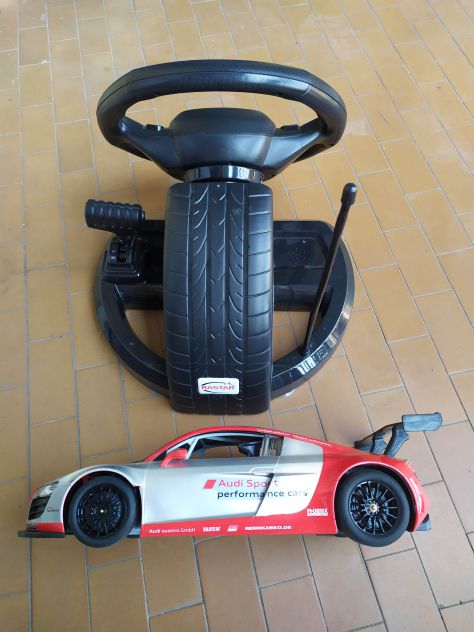 Rastar Audi R8 con volante come radiocomando - Foto 3