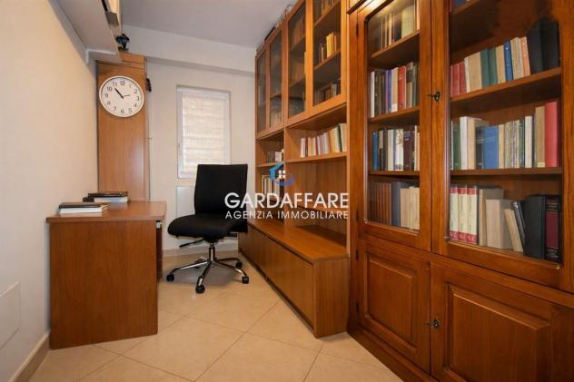 VILLETTA A SCHIERA DI TESTA CON GIARDINO SU TRE LATI E BELLISSIMO PORTICO VIVIBILE - Foto 14