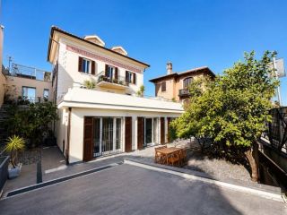 ID 895 Bellissimo Trilocale in Villa storica , di fronte alla Marina, con g &hellip;