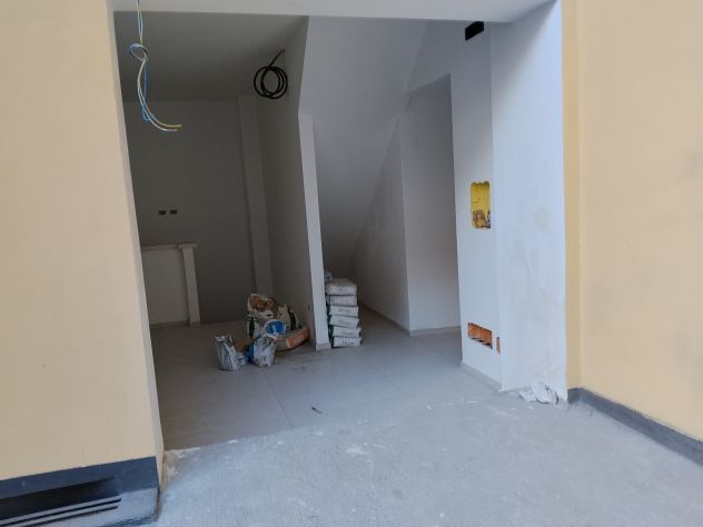 Acerra, Via Soriano: locale commerciale 2 vetrine, 2 accessi, deposito e p.auto - Foto 3