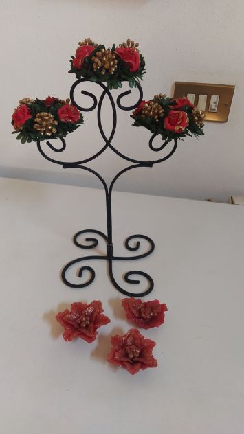 Candelabro in ferro con candele a forma di fiore e coroncine natalizie - Foto 2