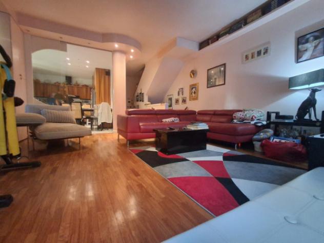 Villa di 224 m² con più di 5 locali e box auto in vendita a Bologna