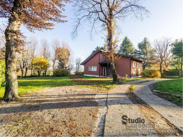 Villa di 260 m² con 5 locali e box auto in vendita a Garbagnate Monastero