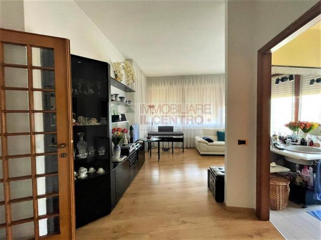 Vicino al Centro di Sarzana Villa trifamigliare con fondi commerciali e giardino - Foto 16