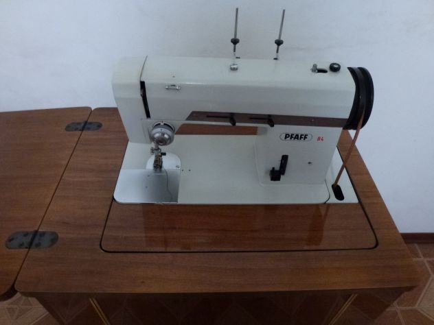 Macchina da cucire PFAFF 84 bianca perfetta elettrica completa di mobile in noce - Foto 3