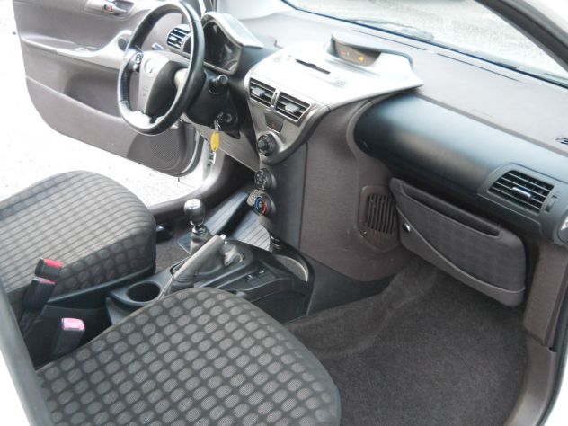 TOYOTA - iQ - 1.4 TURBO-DIESEL 90 CV Executive - Foto 10