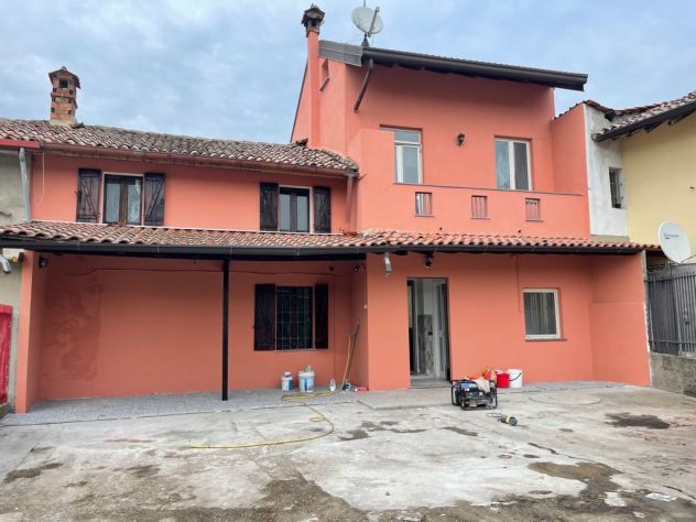 Casa a Cergnago (PV) con 3 bagni, 3 camere e cortile privato