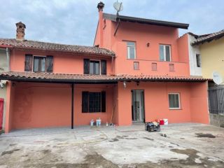 Casa a Cergnago (PV) con 3 bagni, 3 camere e cortile privato