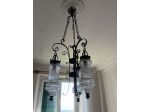 LAMPADARIO VINTAGE IN FERRO BATTUTO E VETRO LAVORATO – 3 LUCI