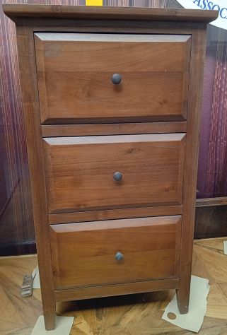 GRANDE e ROBUSTO COMODINO DI ANTIQUARIATO CON 3 AMPI CASSETTI IN NOCE MASSICCIO - Foto 3
