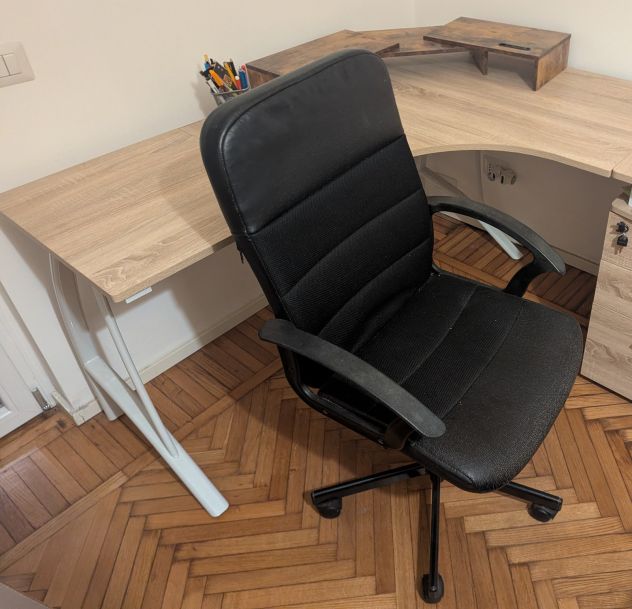 Sedia direzionale ufficio nera imbottita con braccioli - Foto 2