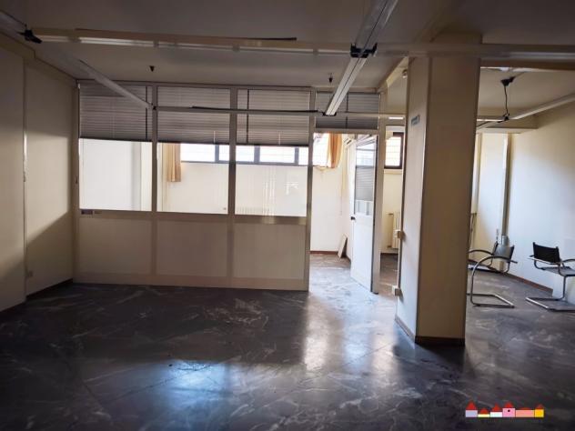 negozio in vendita a Carrara in zona Centro Città