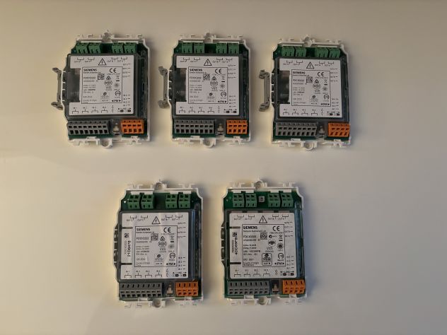 5MODULI DA 4 INGRESSI E 4 USCITE L’UNO TUTTI NUOVI,UGUALI,MARCA SIEMENS FDCIO222