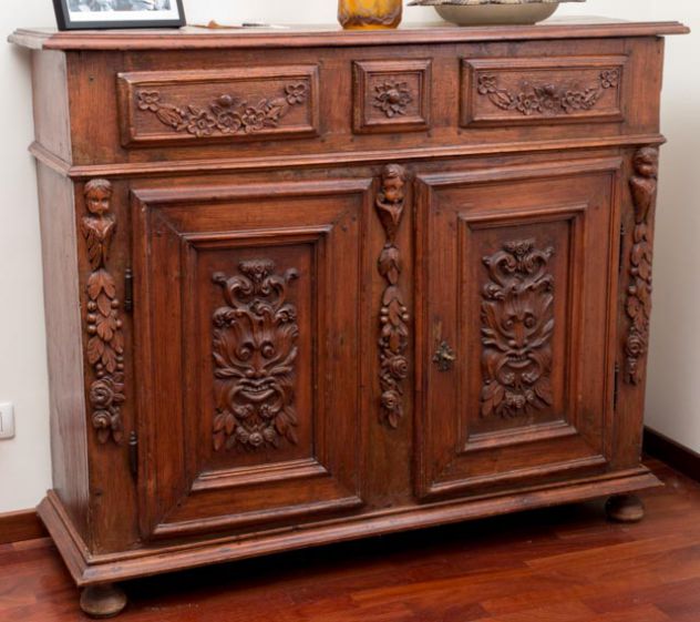 Credenza in legno intagliato