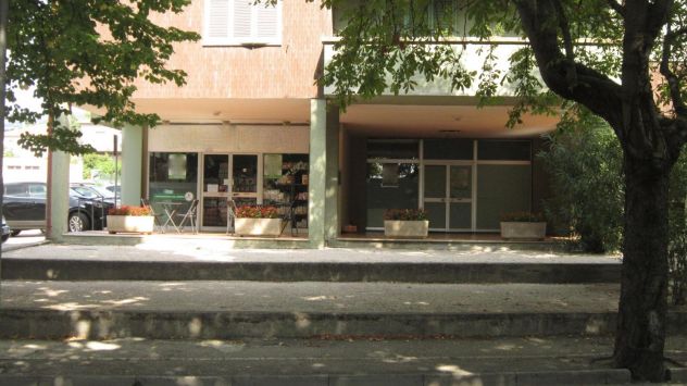 LOCALE COMMERCIALE 80 MQ CON DUE VETRINE A FOLIGNO