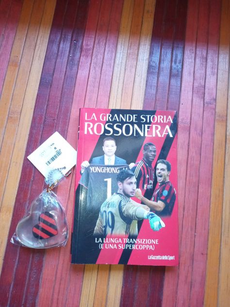 LIBRO, PORTACHIAVI,PORTAFOGLIO E ASTUCCIO MILAN FC