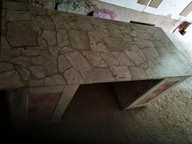 Scrivania antichizzata, con 5 cassetti.