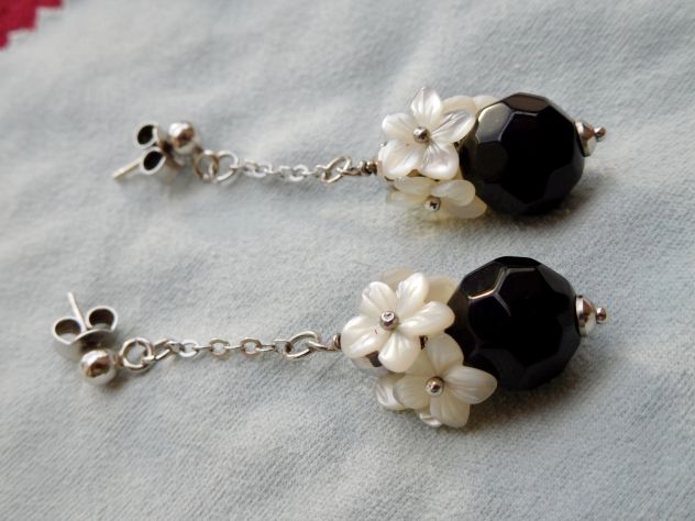 Orecchini con sfera sfaccettata in onice, fiori in madreperla,argento 925