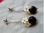 Orecchini con sfera sfaccettata in onice, fiori in madreperla,argento 925
