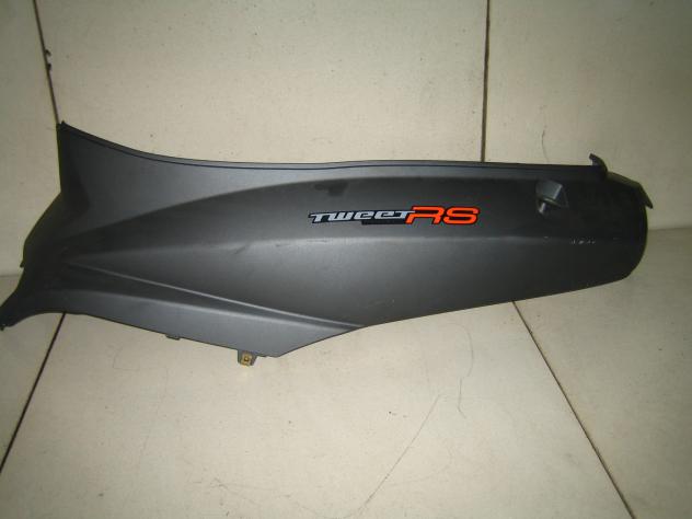 CARENATURA LATERALE DESTRA PEUGEOT TWEET RS 125 2016 KM 3000 PE802005R7 DA VERNICIARE CON 1 ATTACCO ROTTO