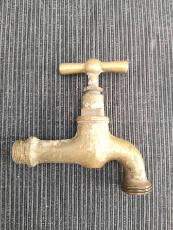 Rubinetto antico in ottone