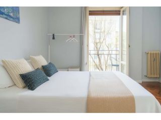 Room n°1 - Large and comfortable room Piazza De Angeli, Milan