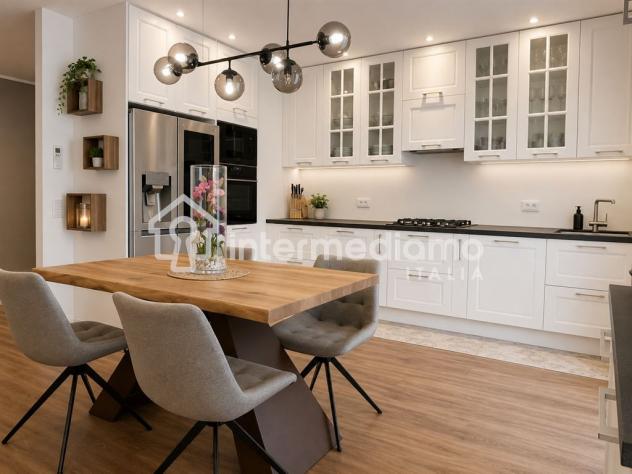 ELEGANTE QUADRILOCALE COMPLETAMENTE RISTRUTTURATO CON TERRAZZO - Foto 3
