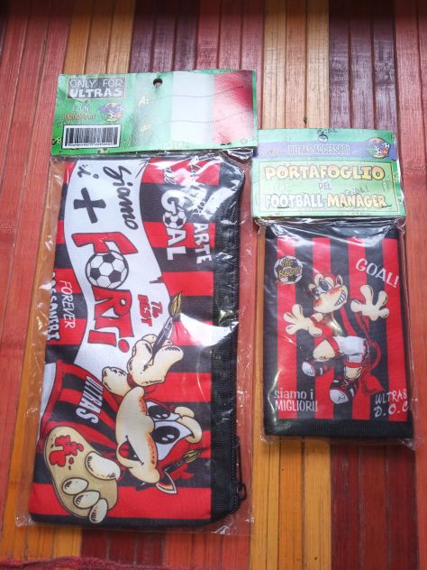 LIBRO, PORTACHIAVI,PORTAFOGLIO E ASTUCCIO MILAN FC - Foto 2