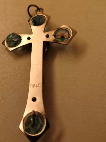 Crocifisso pendente in metallo con inserto di 4 pietre verdi anni '70 - Foto 2