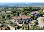Villa di 400 m² con più di 5 locali e box auto in vendita a Lucignano