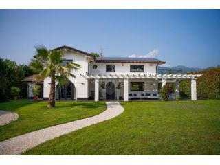 VILLA di 12 vani e di 350 mq (PIETRASANTA - Pietrasanta) rif. 1554