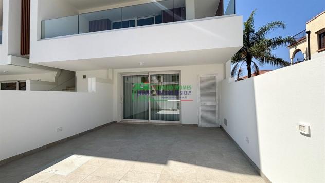 Rif. 2389 - Appartamento con veranda per locazione annuale a Marina di Ragusa