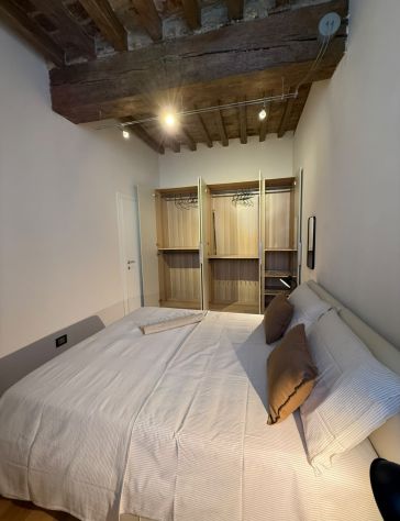 Elegante bilocale arredato in centro storico a Parma – Travi a vista - Foto 9