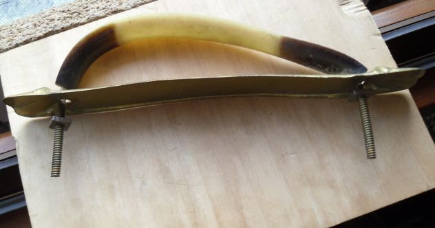 ANTICA MANIGLIA IN BACHELITE PIASTRINA IN OTTONE VITI FERRO PER MOBILE -