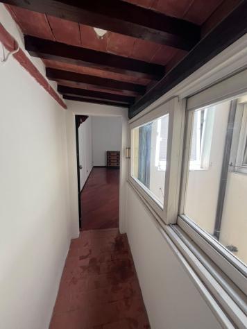 Ampia mansarda composta da un unico vano con 5 finestre, angolo cottura, bagno, il tutto in buone condizioni. Il monolocale si apprezza per il silenzi - Foto 4