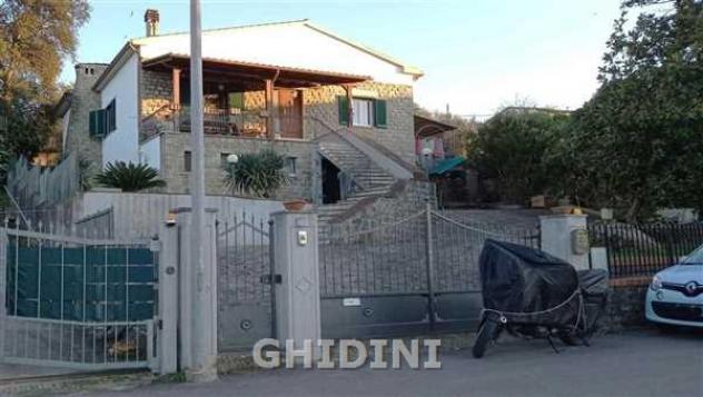 VILLA di 8 vani e di 220 mq (ROCCASTRADA - CENTRO) rif. 2472.90M