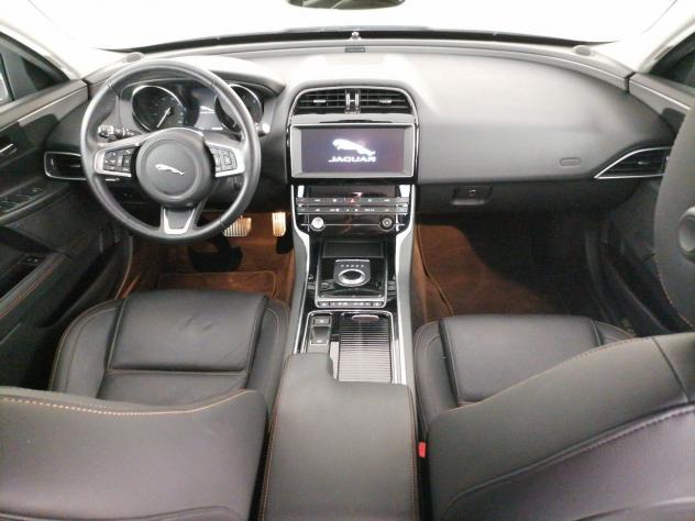 Jaguar XE 2.0d i4 Prestige 180cv auto my19 - Foto 5