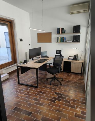 SPLENDIDO UFFICIO CON DUE AMPIE VETRINE - Foto 8