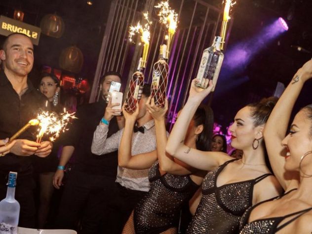 RAGAZZA IMMAGINE DISCOTECA FERMO: LAVORO CON VITTO E ALLOGGIO