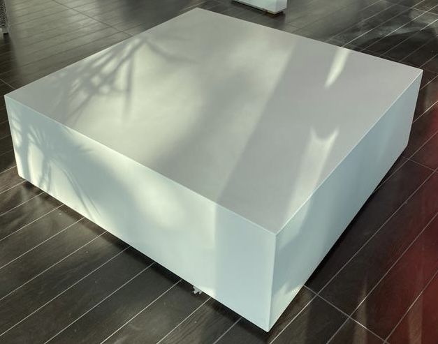 Tavolo basso in legno bianco