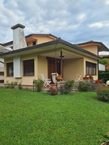VILLA di 7 vani e di 240 mq (PIETRASANTA) rif. MP887