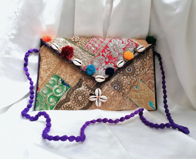 BORSA ETNICA / POCHETTE DA SERA PATCHWORK DORATA CON CONCHIGLIE.