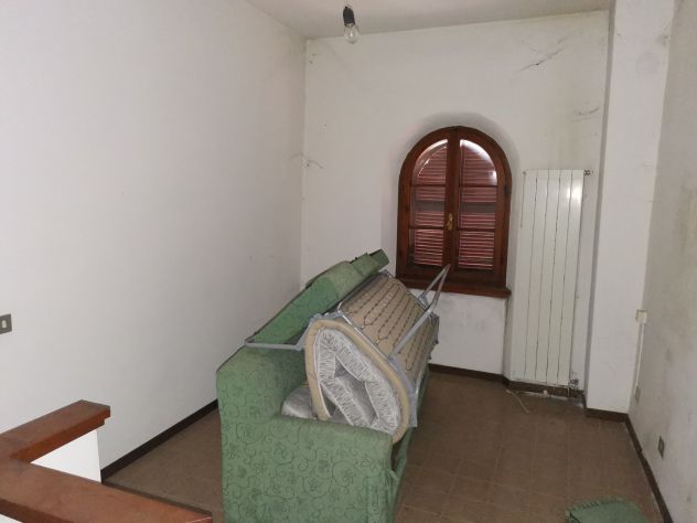 Azzio - ampia porzione di casa con box - Foto 7