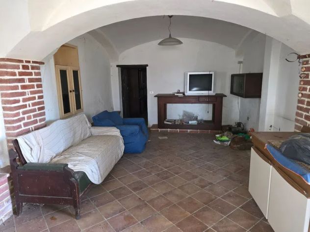 Porzione di RUSTICO libero su 3 lati con GIARDINO privato grande recintato