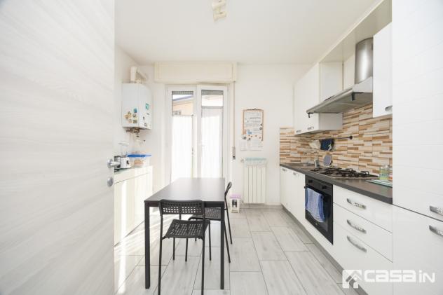 L'appartamento, ristrutturato internamente nel 2018, è composto da un luminoso soggiorno, da una cucina abitabile che si affaccia su un comodo balcone - Foto 11